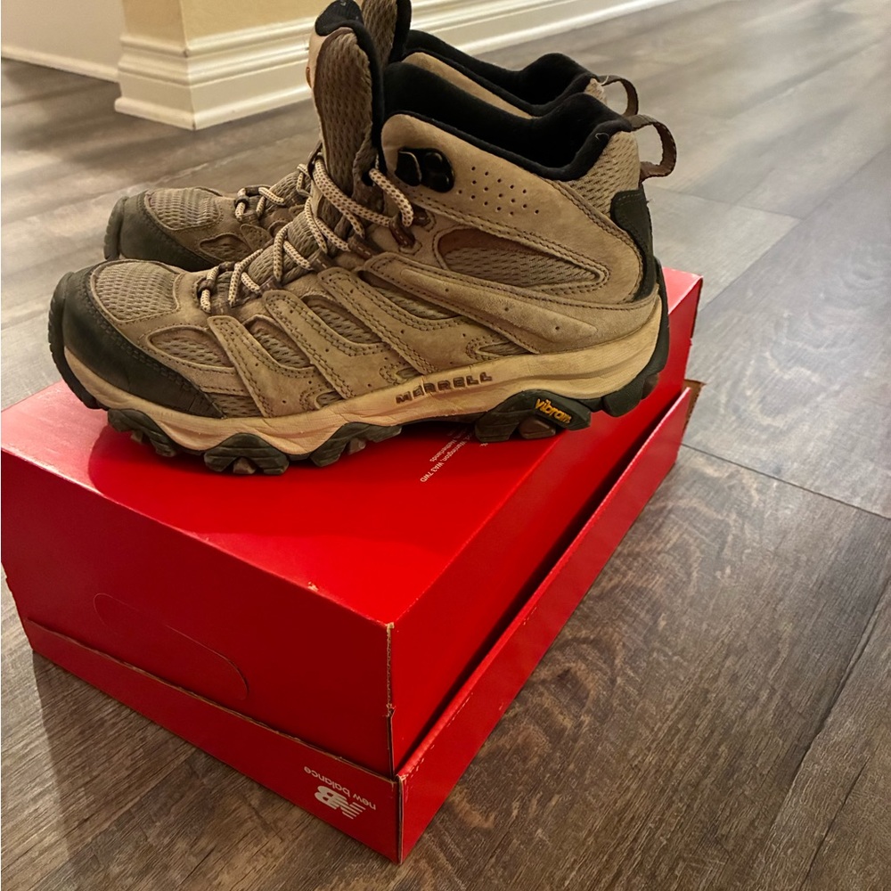 Merrell Women's Boots Moab’s 3 - 8.5 wide - Picture 7 of 10